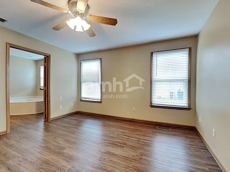 1052 Windsor Crossing Ln — Photo 7
