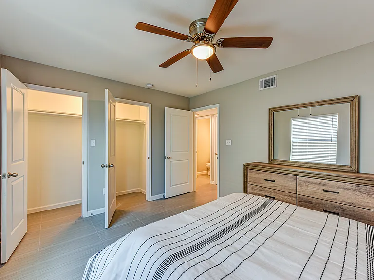 St. Laurent Apartments — Photo 21