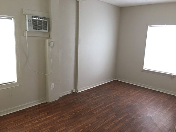 3rd image of 1008 E 9th St
