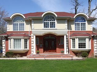 19 Potters Ln, Great Neck, NY 11024