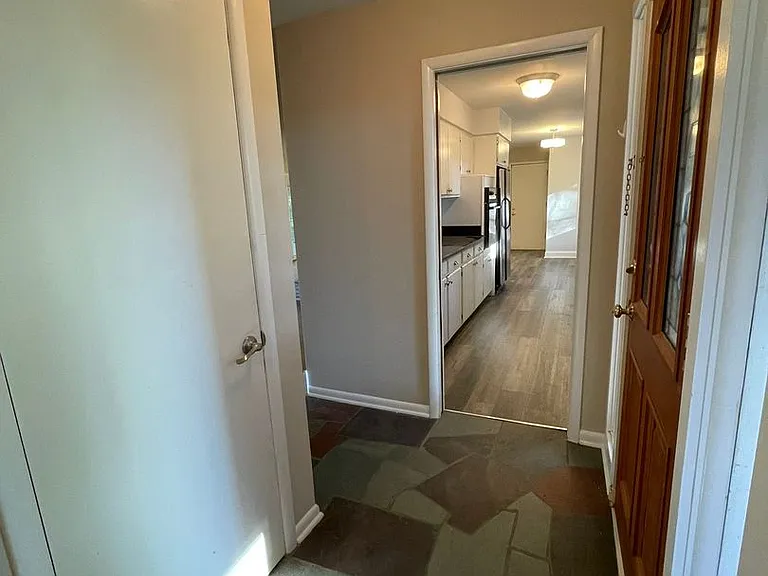 3212 Charing Cross Rd — Photo 4