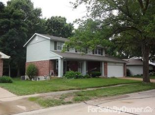 1085 Pinrun Dr, Ballwin, MO