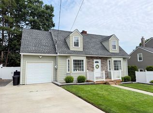 2711 Crescent Dr, Endwell, NY 13760