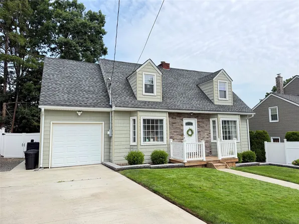2711 Crescent Dr, Endwell, NY 13760