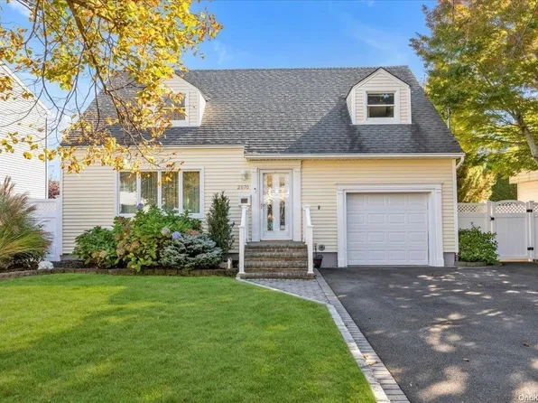 2070 Hampton Way, Merrick, NY 11566