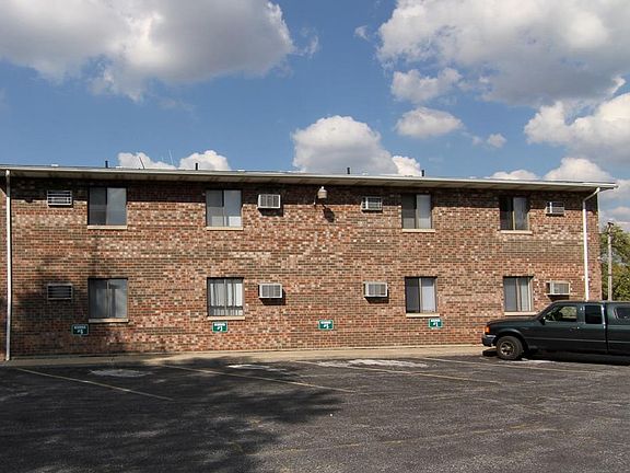 Has back parking assigned 1 space per unit. Additional parking in the front.