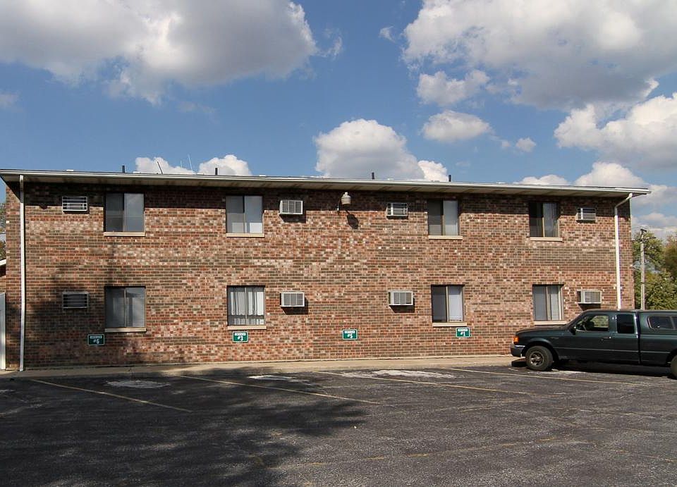 Has back parking assigned 1 space per unit. Additional parking in the front.