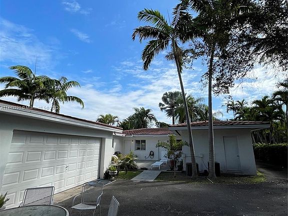 3rd image of 4810 University Dr