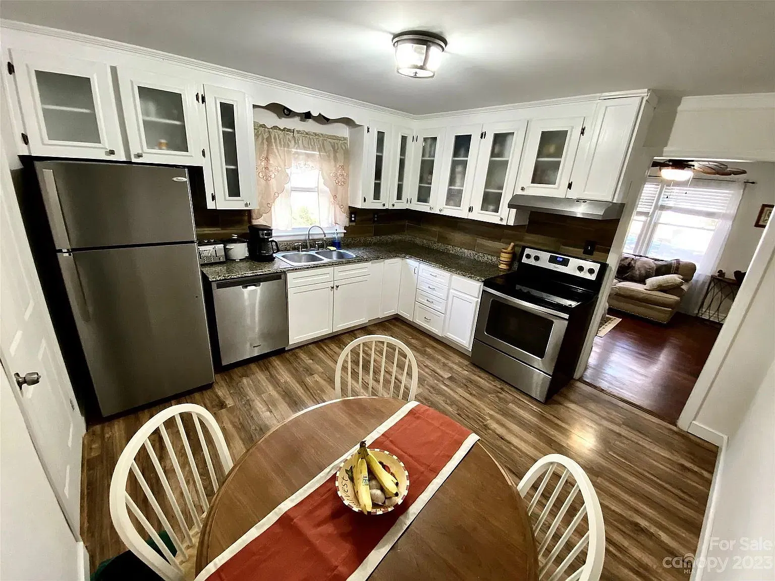 3 bed, 2.0 bath, 1100 sqft, $2,100 — Photo 3