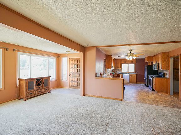 4th image of 2231 N Broadway