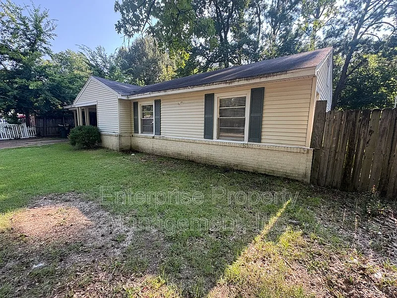 3 bed, 1.0 bath, 1100 sqft, $1,295 — Photo 2