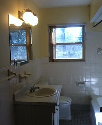 4th image of 24041 Oneida Ave