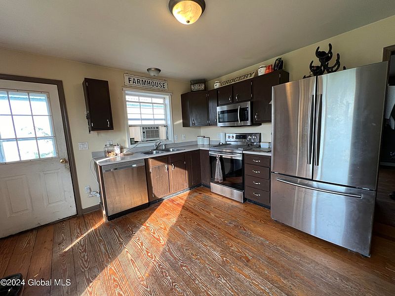 5th image of 221 Blackhouse Road