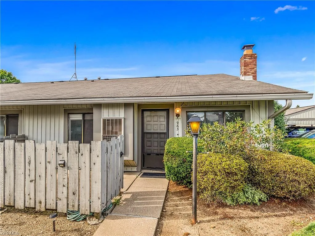 963 Kirkwall Dr photo 1