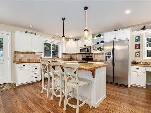 4th image of 5515 NE Arrowhead Pl