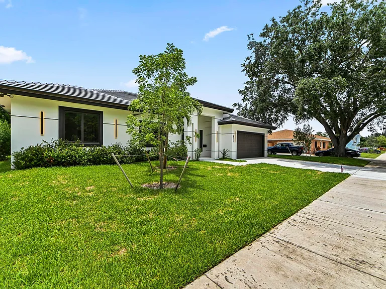 621 NW 42nd Ave — Photo 3