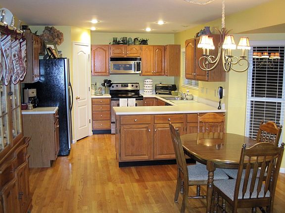 3rd image of 7841 Surreywood Dr