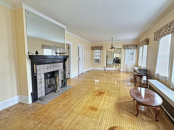 2nd image of 628 W Irving Ave