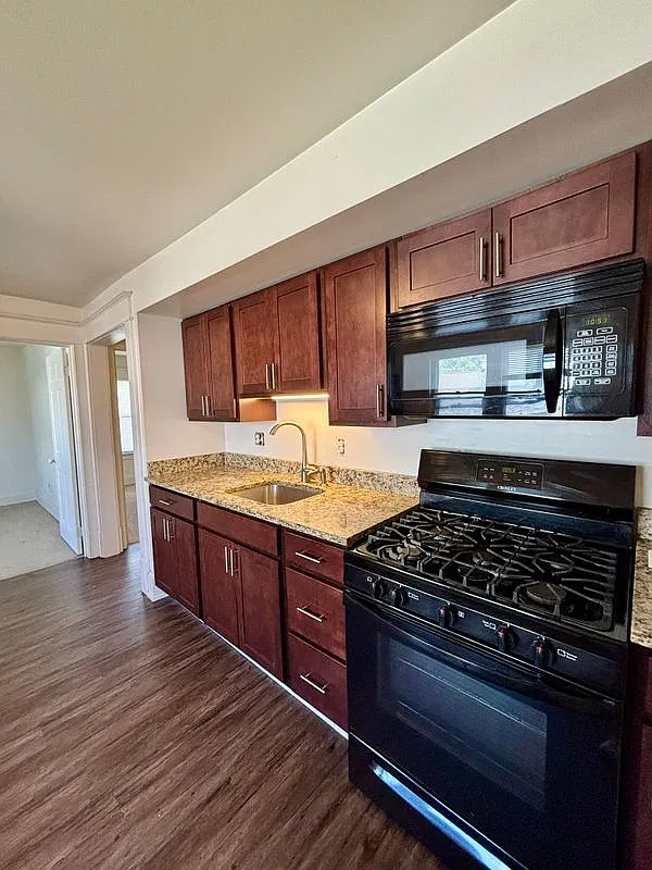 2 bed, 1.0 bath, 720 sqft, $1,171 — Photo 1
