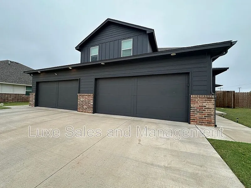 3 bed, 2.5 bath, 1263 sqft, $1,545 — Photo 2