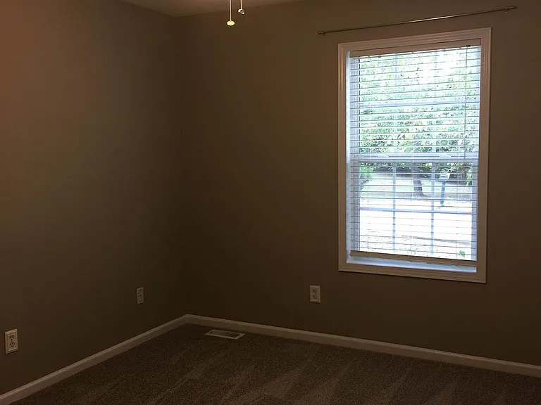 605 Habersham Ln — Photo 18
