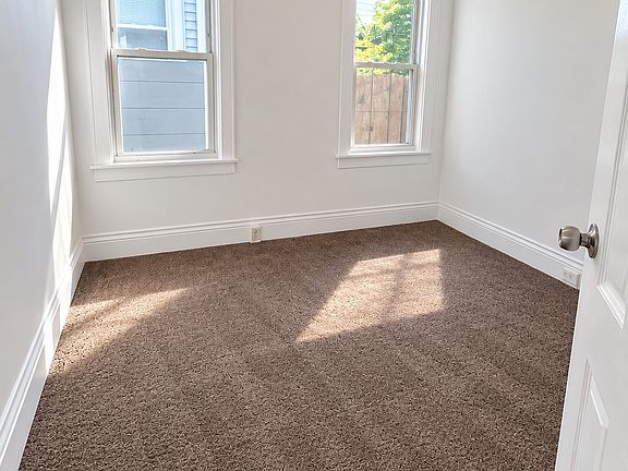 5th image of 302 Seward St
