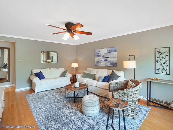 Livingroom with crown molding
