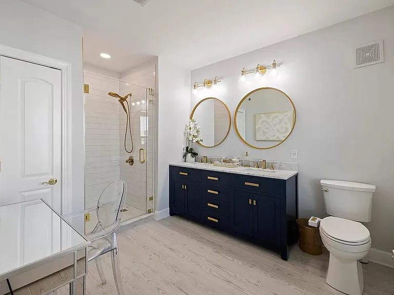 Master bath, dual sinks