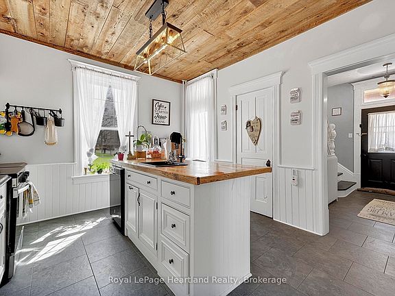 5th image of 221 Bayfield Rd