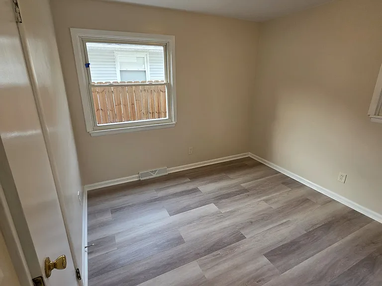 1421 & 1423 Creighton Ave #1421 — Photo 18