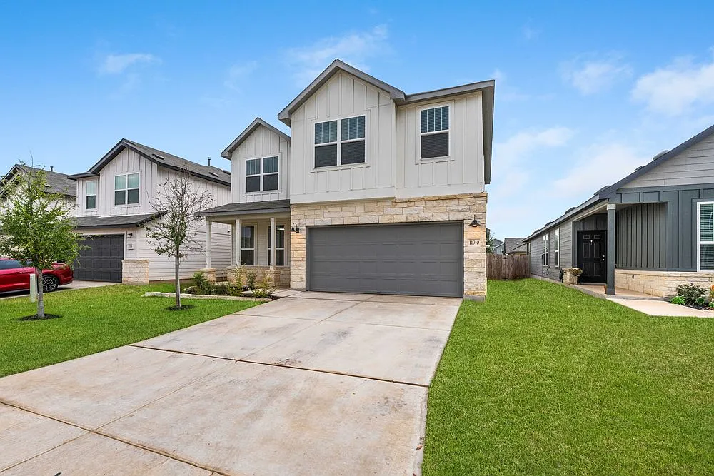 Spacious 5-Bed Home with Pool Access, Island Kitchen & Fenced Yard 11910 Biznaga, San Antonio — Photo 2