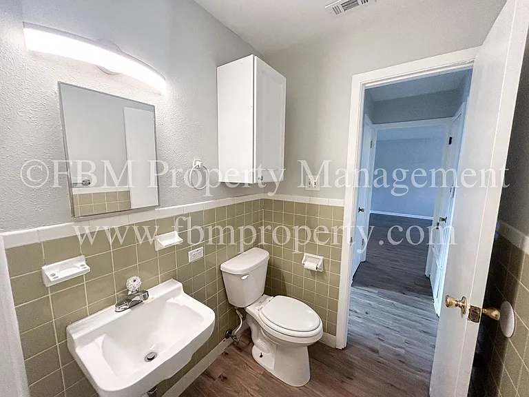 330 W College St #4 — Photo 12