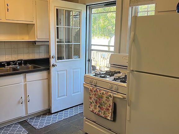 3rd image of 412 Burleigh Ave