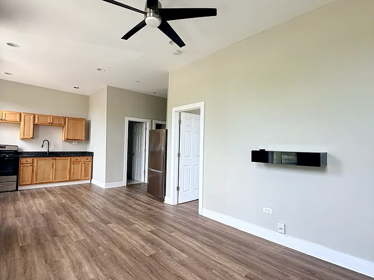 2059 W 23rd St #2R — Photo 2