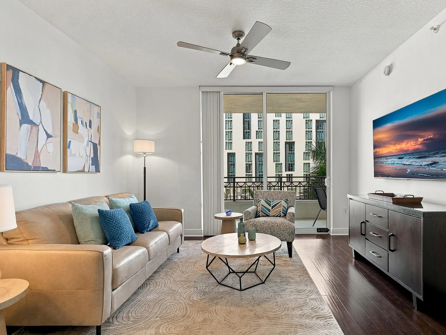 1 bed, 1.0 bath, 755 sqft, $4,000 — Photo 2