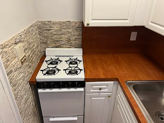 Rented by Gotham City Realty Group | media 11