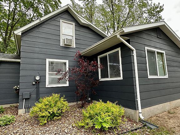 3rd image of 718 4th Ave E