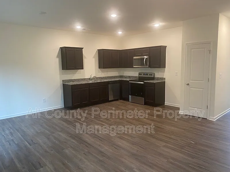 3 bed, 2.5 bath, 1421 sqft, $1,595 — Photo 3
