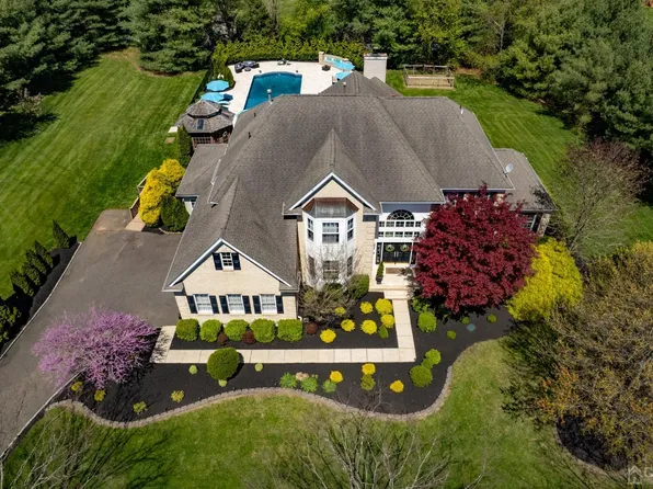 8 Michael Dr, Cream Ridge, NJ 08514