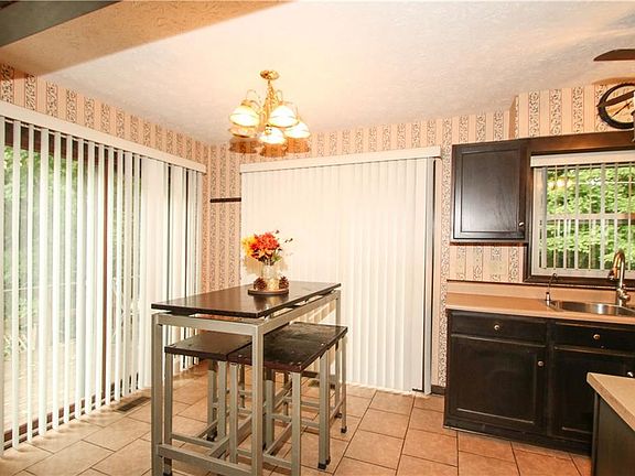 4th image of 3265 Country Club Ln