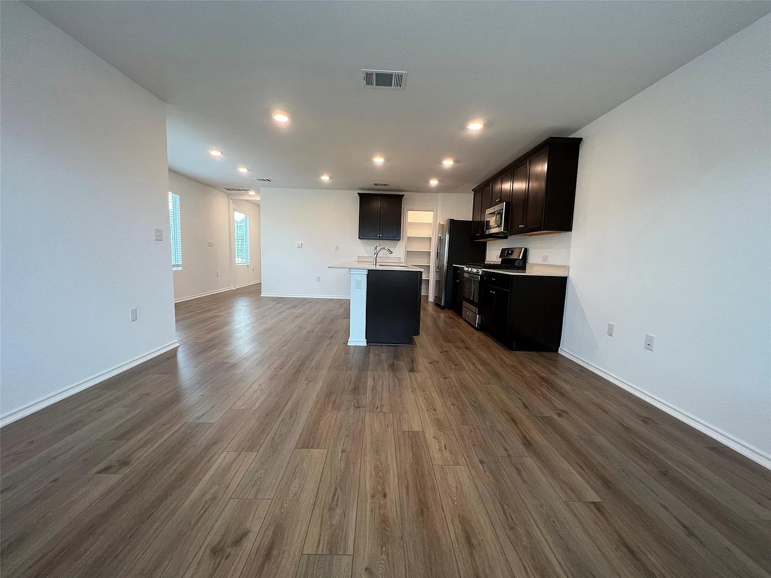 3 bed, 2.0 bath, 1646 sqft, $1,950 — Photo 4