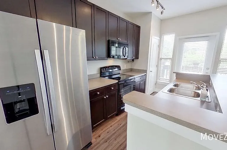 827 Seigle Point Dr — Photo 10