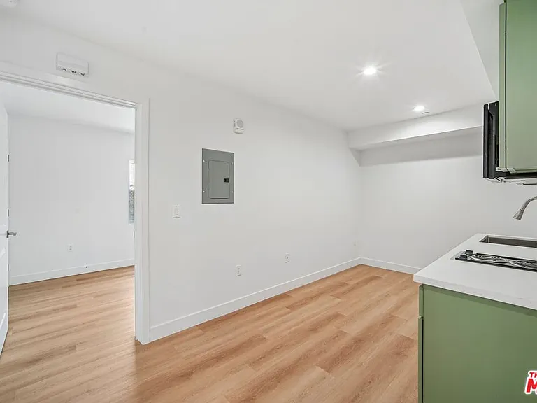 3221 W 71st St — Photo 5