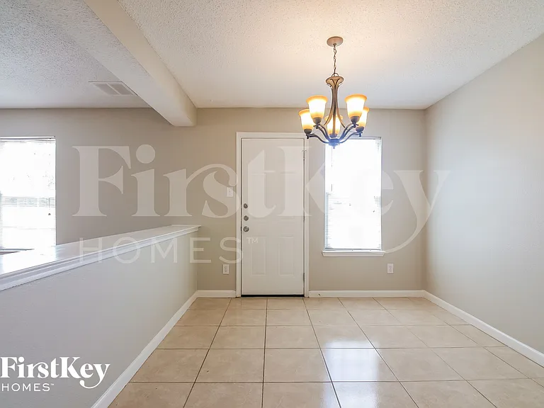 916 Simi Dr — Photo 5