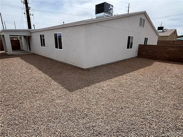 931 E Berk Ave — Photo 4
