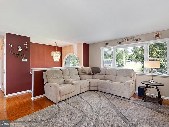 3rd image of 677 Meetinghouse Rd