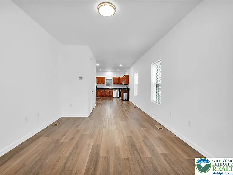 825 16th Ave — Photo 6
