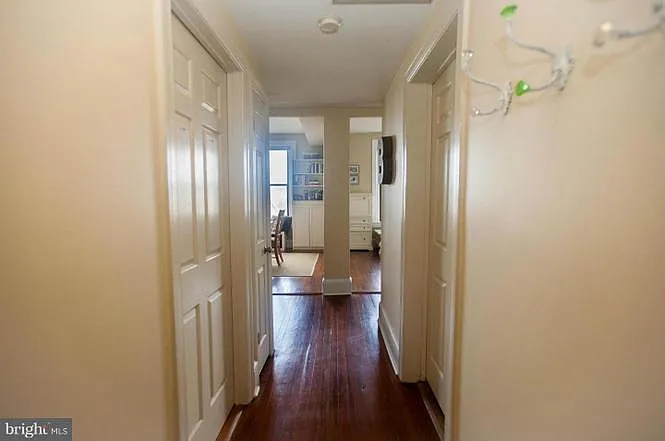520 E St NE — Photo 2