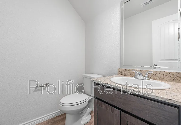 106 Logan Ct #B — Photo 14