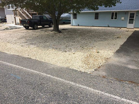 3rd image of 816 Laurel Blvd